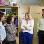 La consejera Isabel Blanco conversa con dos trabajadoras de Aclad durante su visita a las instalaciones de esta entidad en Valladolid junto a junto a su presidente, Luis Iglesias, 