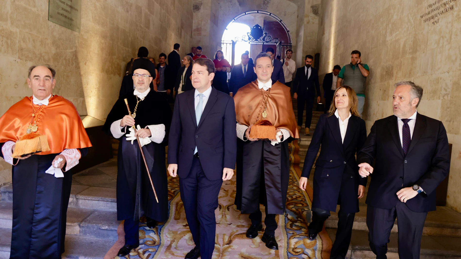 Mañueco junto a Corchado, Galán, Rocío Lucas y Carlos Pollán a su llegada al Paraninfo de las Escuelas Mayores de la Usal