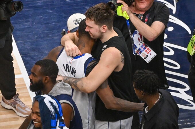 Doncic abraza a Kyrie Irving tras la clasificación de los Mavericks para las Finales de la NBA