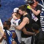 Doncic abraza a Kyrie Irving tras la clasificación de los Mavericks para las Finales de la NBA