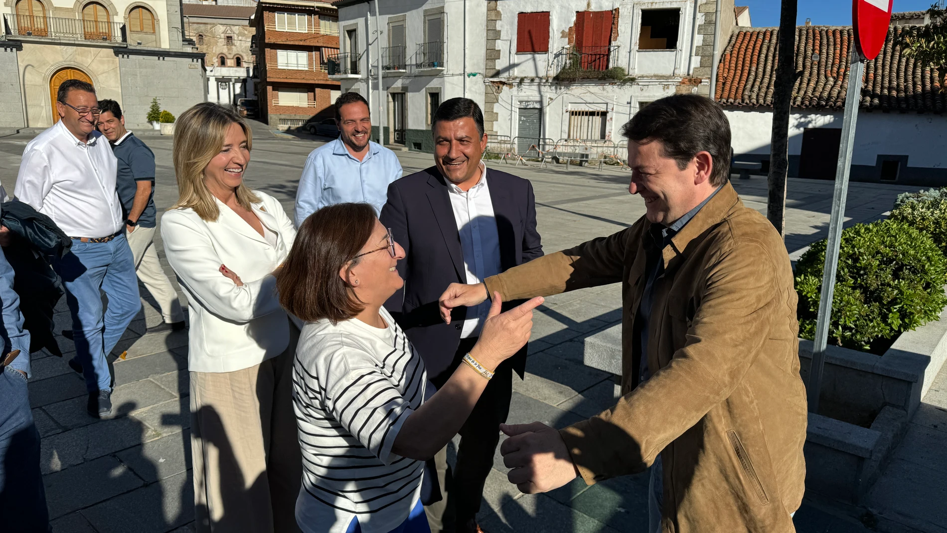 Alfonso Fernández Mañueco y la portavoz del GPP en el Senado, Alicia García, clausuran en Las Navas del Marqués (Ávila) un mitin de campaña junto al Presidente del PP provincial, Carlos García
