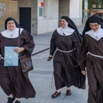 La madre superiora del convento de Belorado, Sor Isabel de la Trinidad, y tres monjas del convento de Belorado salen del juzgado de Burgos