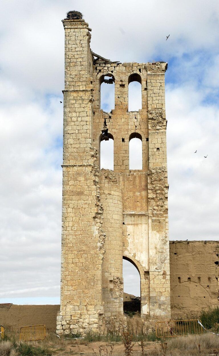 Imagen de la torre de piedra de la iglesia de San Juan Bautista de Tamariz de Campos (Valladolid)