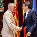 El president de la Generalitat, Carlos Mazón (dcha), saluda al síndic de Compromís en Les Corts, Joan Baldoví, en su primer encuentro oficial de la legislatura