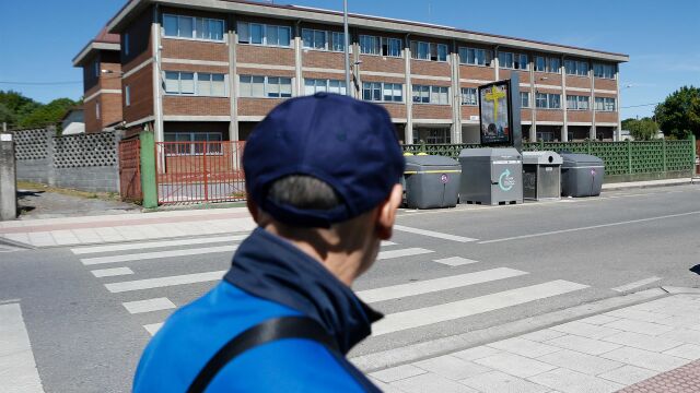 Una persona observa la fachada principal del centro educativo. 
