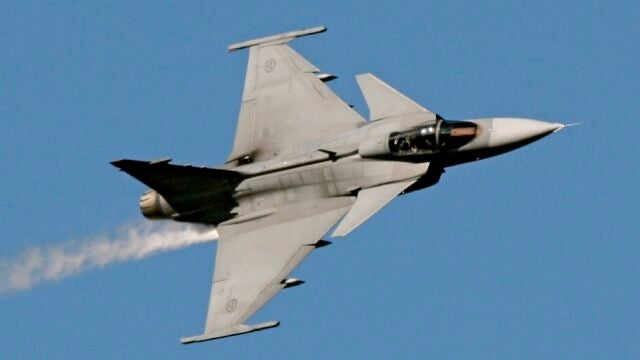 El caza sueco Gripen en pleno vuelo