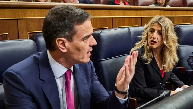 Pedro Sánchez y Yolanda Díaz en una sesión de control del Gobierno, en el Congreso.