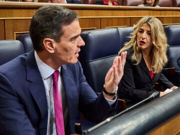 Pedro Sánchez y Yolanda Díaz en una sesión de control del Gobierno, en el Congreso.