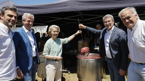 La presidenta de la Comisión Europea, Ursula von der Leyen (c), se reúne con el presidente del Partido Popular Alberto Núñez-Feijóo (2d), el presidente de la Xunta Alfonso Rueda (2i), la candidata del PP a las elecciones europeas Dolors Montserrat (i), y el diputado del PP Esteban González Pons (d), en Santiago de Compostela, este sábado. Von der Leyen visita Santiago con motivo de la campaña del Partido Popular a las elecciones europeas.