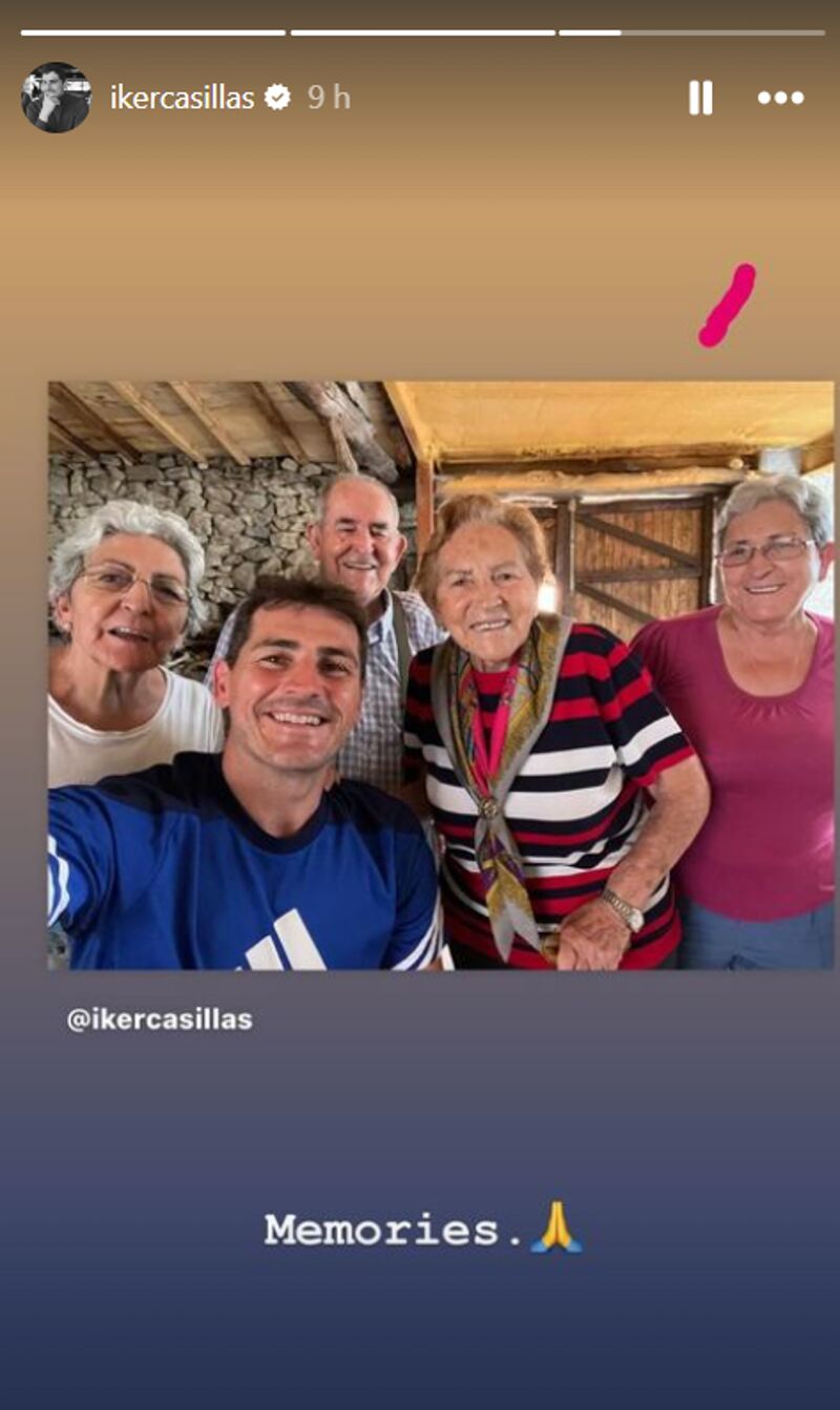 Iker Casillas con su abuela Nica y los hermanos de esta