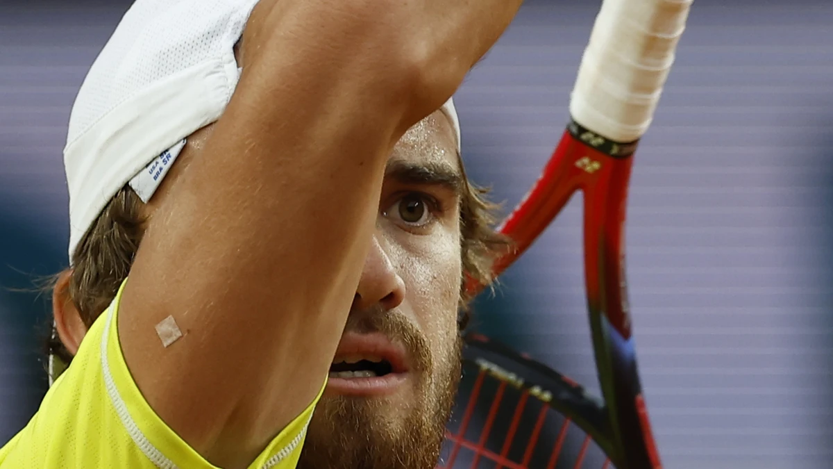 Aspirante a golpe del año lo que hizo Machac ante Medvedev en Roland Garros: se cambia la raqueta de mano y logra el break