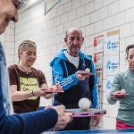 Enfermos de Alzheimer entrenan con el club de Tenis de Mesa CTM Soria