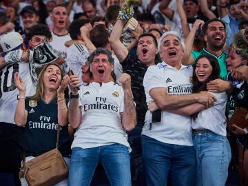 Los aficionados del Bernabéu celebran el gol de Carvajal