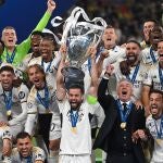 Real Madrid's Spanish defender #06 Nacho Fernandez (C) and Real Madrid's players lift the trophy to celebrate their victory at the end of the UEFA Champions League final football match between Borussia Dortmund and Real Madrid, at Wembley stadium, in London, on June 1, 2024.