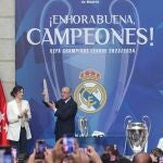 La presidenta de la Comunidad de Madrid, Isabel Díaz Ayuso, y el presidente del Real Madrid, Florentino Pérez, durante una recepción con motivo de la victoria del Real Madrid en la final de la Champions League, en la Real Casa de Correos.