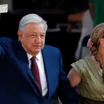 &quot;¡Ánimo!&quot;, dice López Obrador tras votar en las elecciones de México