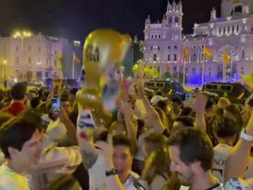 Cientos de aficionados celebran la decimoquinta en Cibeles