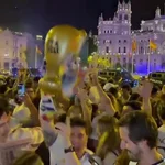 Cientos de aficionados celebran la decimoquinta en Cibeles
