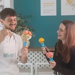 Sofía y Carlo Luppi muestran un par de helados de temporada en uno de los locales de Bibì y Bibò