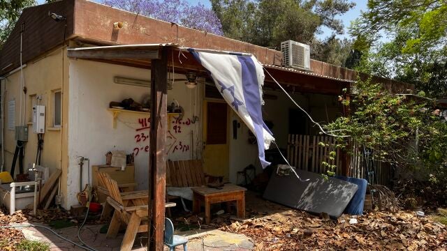 Uno de los hogares del kibutz Nir Oz arrasado por los militantes de Hamás