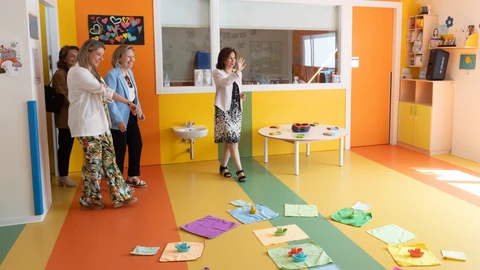 La ministra de Defensa, Margarita Robles, visita el Centro de Educación Infantil de la Base Militar 'El Goloso'.
