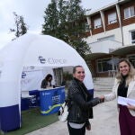 Ixone Angulo con la directora de la residencia donde empezará trabajar