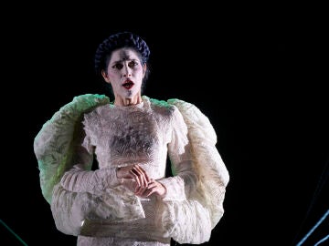 La mezzo soprano Lidia Vinyes-Curtis dando vida a Eurídice en "La liberazione di Ruggiero dall’isola d’Alcina" 