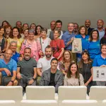 Foto de familia de autoridades y voluntarios en el &quot;Encuentro Málaga 2024&quot; organizado por la Fundación Vicente Ferrer