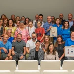 Foto de familia de autoridades y voluntarios en el "Encuentro Málaga 2024" organizado por la Fundación Vicente Ferrer
