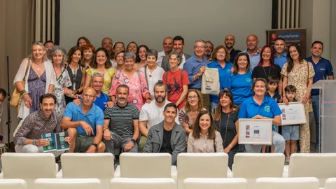Foto de familia de autoridades y voluntarios en el "Encuentro Málaga 2024" organizado por la Fundación Vicente Ferrer