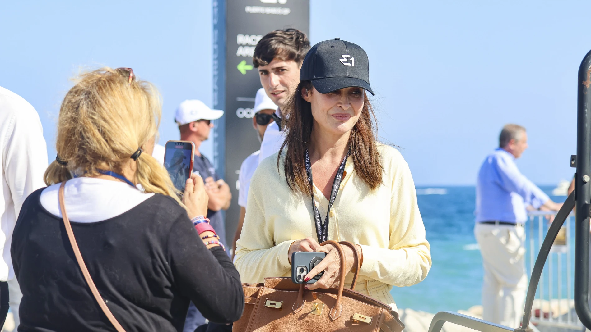 Vicky Martín Berrocal se ha escapado este fin de semana a Marbella con el pantalón pijamero más elegante para junio