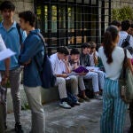 Estudiantes durante el primer examen de la EBAU en Ciudad Universitaria en Madrid, este lunes. Los alumnados d