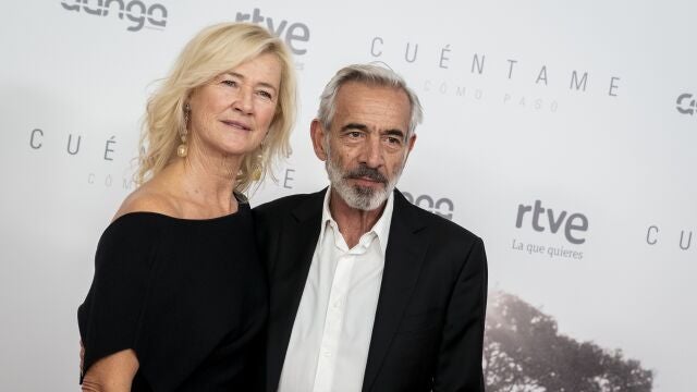 Ana Duato e Imanol Arias posan durante el photocall previo a la premiere del último capítulo de la temporada 23 de 'Cuéntame cómo pasó'