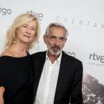 Ana Duato e Imanol Arias posan durante el photocall previo a la premiere del último capítulo de la temporada 23 de 'Cuéntame cómo pasó'