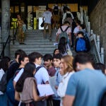 Estudiantes durante el primer examen de la EBAU en Ciudad Universitaria en Madrid, este lunes. Los alumnados d