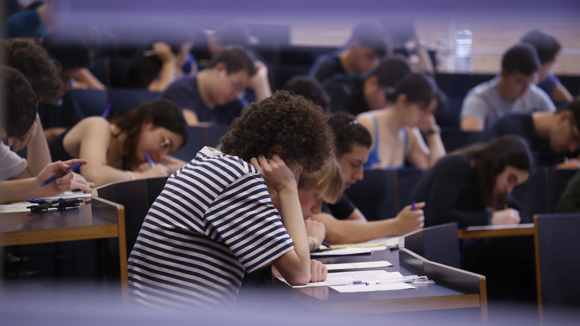 Estudiantes en un aula el primer día de los exámenes de selectividad, en la UPF Ciutadella, a 4 de junio de 2024, en Barcelona, Catalunya (España). Un total de 42.535 estudiantes se presentan desde hoy hasta el jueves 6 de junio a las pruebas de la Selectividad 2024, 816 más que en 2023, cuando eran 41.719, y se produce "récord en alumnos matriculados" por tercer año consecutivo. Este año se vuelve a repetir la elección previa del idioma de las pruebas, de manera que el primer día de la Selec...