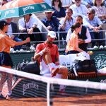 Djokovic hace gestos de dolor durante un partido reciente en Roland Garros