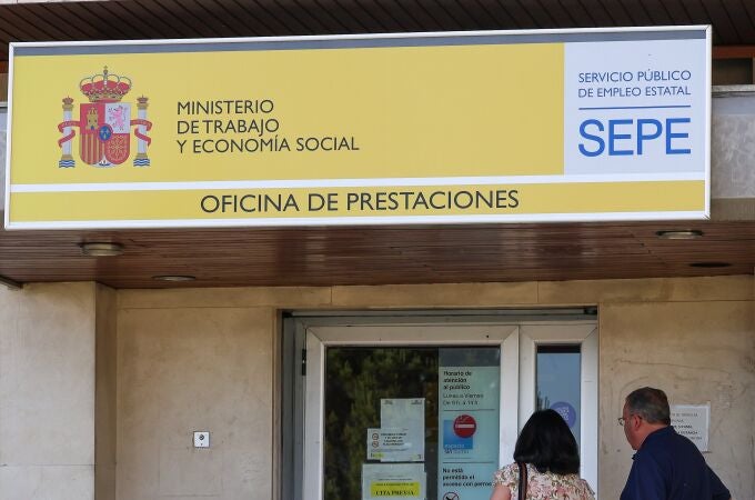 Dos personas entran a una oficina del SEPE, a 4 de junio de 2024, en Villalba, Madrid.
