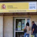 Dos personas entran a una oficina del SEPE, a 4 de junio de 2024, en Villalba, Madrid.