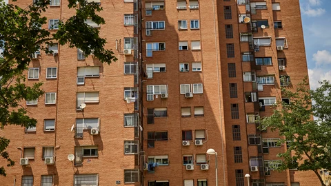 Bloques de edificios situados en la calle Cullera 14 en el barrio madrileño de Lucero donde sus vecinos se que
