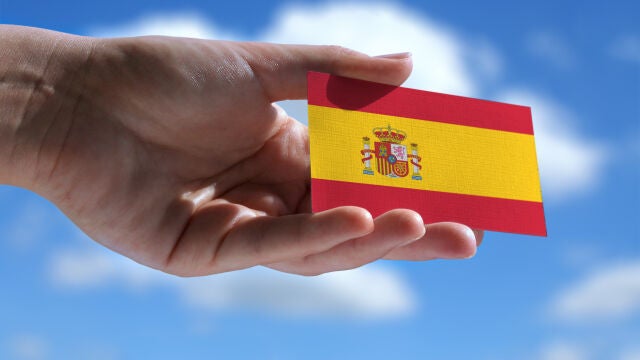 Para obtener el pasaporte español se debe pasar la prueba de conocimientos de la Constitución y socioculturales de España (CCSE) del Instituto Cervantes, entre otros requisitos