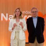 El presidente de Fundación Naturgy, Reafel Villaseca con la ganadora Fundación Luz Solidaria