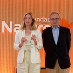 El presidente de Fundación Naturgy, Reafel Villaseca con la ganadora Fundación Luz Solidaria