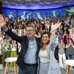 El presidente del PP, Alberto Núñez Feijóo, y la presidenta del PP cántabro y del Gobierno regional, María José Sáenz de Buruaga, saludan a su llegada a un foro sectorial sobre conciliación, en el Palacio de Festivales, a 4 de junio de 2024, en Santander, Cantabria (España). Feijóo ha clausurado hoy un foro dedicado al área de Mujer, Familia y Conciliación. Asimismo, el PP ha organizado para la tarde de hoy un encuentro con afiliados y simpatizantes en La Casona de Reinosa, donde Peón se encontrará acompañada por la coordinadora de Política Local, Isabel Urrutia, y por el alcalde de Reinosa, José Luis Vielba, ha informado el partido. 04 JUNIO 2024;SANTANDER;CANTABRIA;FEIJÓO;FORO DEDICADO;AREA DE MUJER;FAMILIA Y CONCIALIZACIÓN 04/06/2024