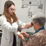 Una profesional de Óptica atiende a un paciente