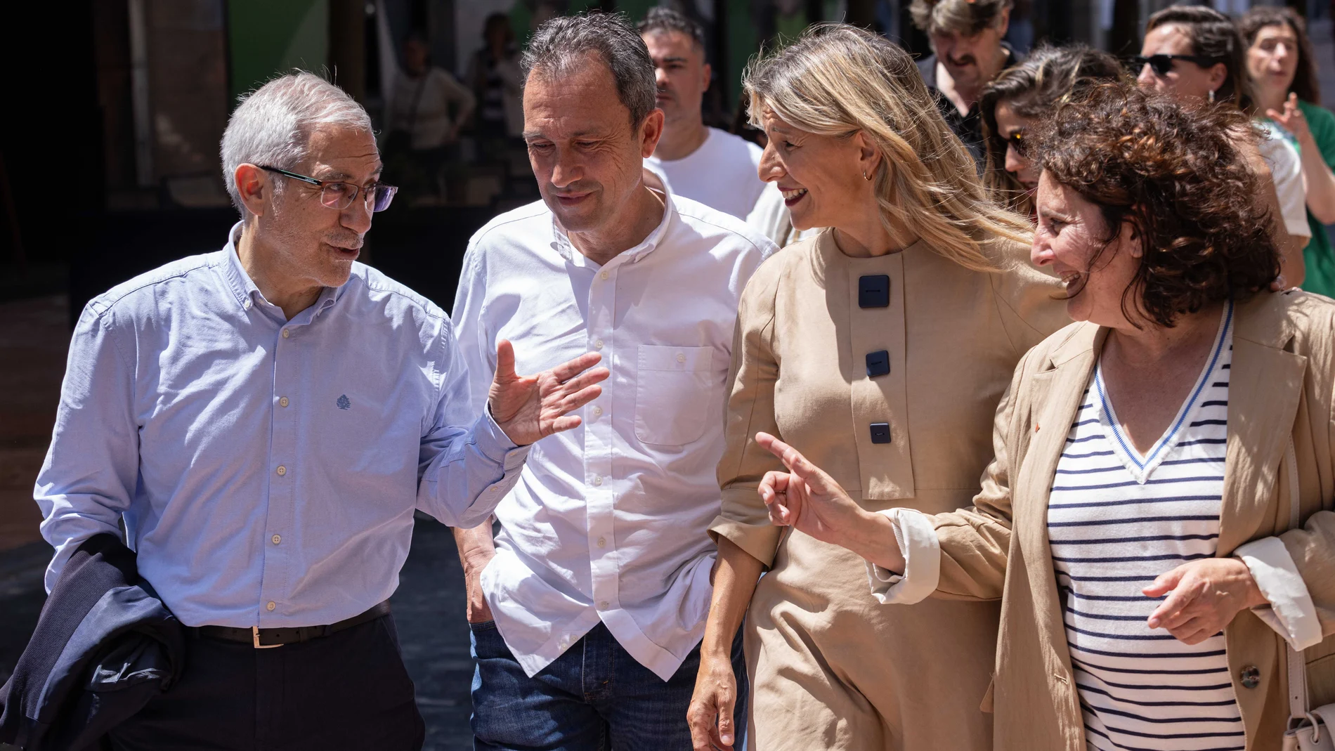 (I-D) El portavoz de IU-Convocatoria por Oviedo, Gaspar Llamazares; el coordinador general de IU en Asturias, Ovidio Zapico y la vicepresidenta segunda y ministra de Trabajo, Yolanda Díaz, durante un recorrido por el centro de Oviedo, a 4 de junio de 2024, en Oviedo, Asturias (España). La líder de Sumar ha viajado hasta Oviedo para hacer acto de campaña de cara a las elecciones al Parlamento Europeo del próximo 9 de junio. 04 JUNIO 2024;YOLANDA DÍAZ;SUMR;CAMPAÑA;OVIEDO Imanol Rimada / Europ...