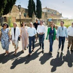 El secretario regional del PSOE, Luis Tudanca, observa las obras en la muralla de Ciudad Rodrigo(Salamanca)
