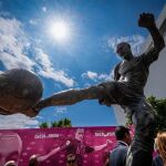 Estatua de Andrés Iniesta inaugurada ayer junto al Estadio Carlos Belmonte de Albacete