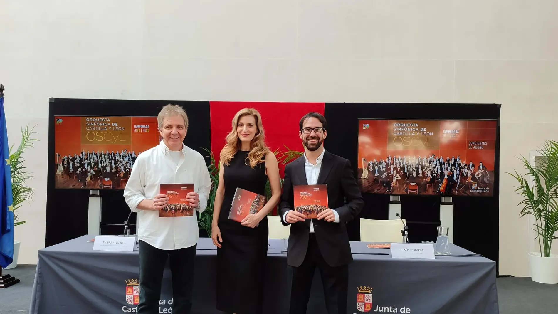 La viceconsejera de Acción Cultural, Mar Sancho, acompañada del director titular de la Orquesta Sinfónica de Castilla y León, Thierry Fischer, presenta la nueva programación de la Temporada 2024/25, acompañados de Jesús Herrera