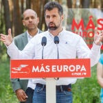 Tudanca durante el acto de campaña en Valsaín, junto a su alcalde, Samuel Alonso, y la candidata al parlamento europeo, Iratxe García